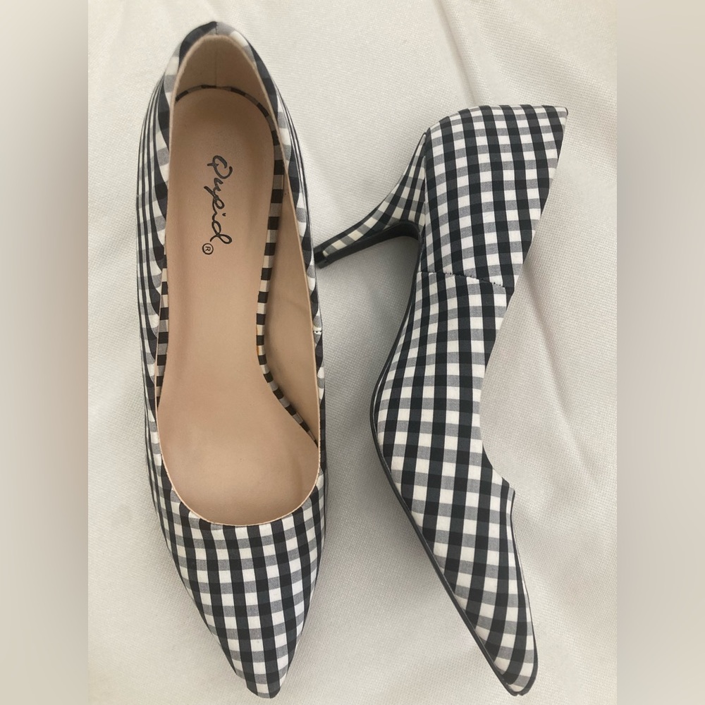 Black & White low heel casual pump